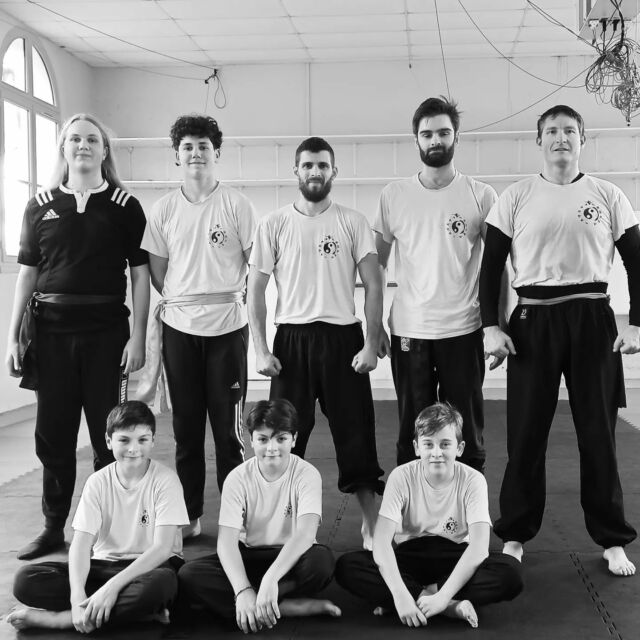 Du travail, du travail et encore du travail 👊
Voilà le premier stage fini, corps épuisés mais le sourire aux lèvres. Grâce à une méthodologie de travail selon Bruce Lee : on a pu tous travailler à notre niveau. Nous avions tous un challenge personnel à réaliser tout en participant à la réussite de celui de son partenaire. Gros travail sur la boxe anglaise, le kung-fu et le grappling. Vivement le prochain stage 💪 Nantes je crois 😉 chez mon ami @sabre_rameau le 31 décembre, oui oui ce n'est pas une blague ! ! ! 
*
*
Sois comme l'eau, mon ami 💧
*
*
#jkd #jkdlesson #jkdtraining #sport64 #wushufrance #afjkd #leefightschool #jkdfrance #artsmartiauxchinois #kungfufrance #kfjkd #semotiverensemble #Bayonne #semotiver #confianceensoi #jkdlife #jkdstyle #tigertraining #enformepourlajournée #depassetespeurs #saliesdebéarn #tigerway