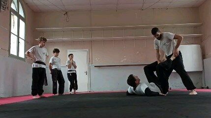 Dans notre pratique du kung-fu / jeet kune do, toutes les distances de combat sont étudiées. Extrait du premier stage de la saison. 
*
*
Le travail continue 👊
*
*
Sois comme l'eau, mon ami 💧
*
*
#jkd #jkdlesson #jkdtraining #sport64 #wushufrance #afjkd #leefightschool #jkdfrance #artsmartiauxchinois #kungfufrance #kfjkd #semotiverensemble #Bayonne #semotiver #confianceensoi #jkdlife #jkdstyle #tigertraining #enformepourlajournée #depassetespeurs #saliesdebéarn #tigerway