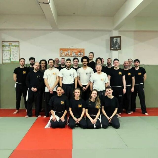 Il y a une semaine, j'ai animé un stage à Nantes chez mon confrère @sabre_rameau
Je le remercie pour l'organisation, pour sa bonne humeur et son accueil irréprochable. 
C'est un régal de partager, toujours avec dévotion et sincérité, ma passion qui est commune avec les stagiaires. 
Bravo aux participants, vous avez été valeureux et honorables. 

Le travail continue 🙏🏻
Walk On !

*
*
#jkd #jkdlesson #jkdtraining #sport64 #wushufrance #afjkd #leefightschool #jkdfrance #artsmartiauxchinois #kungfufrance #kfjkd #semotiverensemble #Nantes #semotiver #confianceensoi #jkdlife #jkdstyle #tigertraining #enformepourlajournée #depassetespeurs #jkdnantes #tigerway