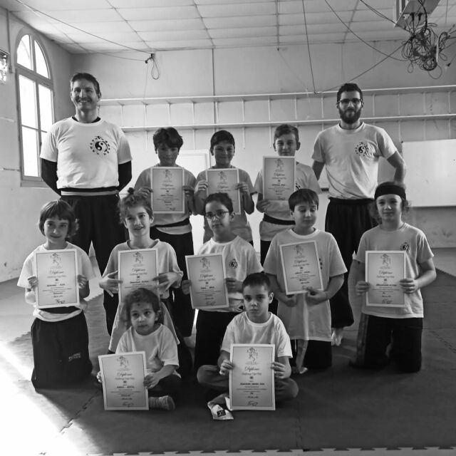 🔥Tiger kids 🐅

C'est toujours avec admiration que je vois les petits tigres grandir et progresser. Pour certains, cela fait 6 années qu'ils me suivent et je les en remercie. Tout comme eux, j'ai commencé jeune, j'ai suivi les traces de mon maître à mon humble hauteur et continue de puiser son savoir auprès de lui. 
Bravo pour ce stage technique et ce défi en équipe que je leur ai lancé. J'ai vu de la cohésion, du partage, des sourires, de la bonne humeur. 
Encore bravo à vous : "la relève est assurée"
*
*
Be water, my friend 💧🐰