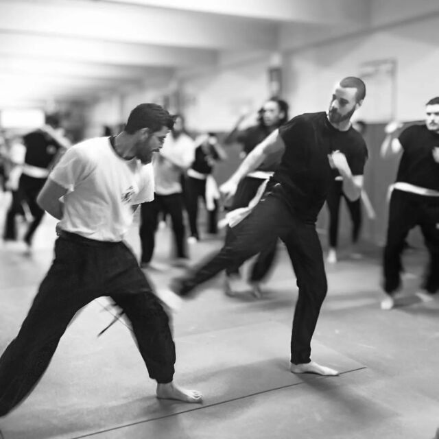 👊 Intercepte 👊

Jeet kune do se traduit par "la voir du poing qui intercepte". L'idée est de combler l'écart entre moi et l'opposant. Le poing ou le pied ne se contente pas simplement de frapper, il doit intercepter ! 
*
*
Be water, my friend 💧
*
*
Photo : stage à Nantes
*
*
#jkd #jkdlesson #jkdtraining #sport64 #wushufrance #afjkd #leefightschool #jkdfrance #artsmartiauxchinois #kungfufrance #kfjkd #semotiverensemble #Bayonne #semotiver #confianceensoi #jkdlife #jkdstyle #tigertraining #enformepourlajournée #depassetespeurs #saliesdebéarn #tigerway